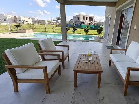 Casa moderna 3 dormitorios con pileta