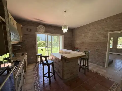 Casa 8 ambientes con 3 baños