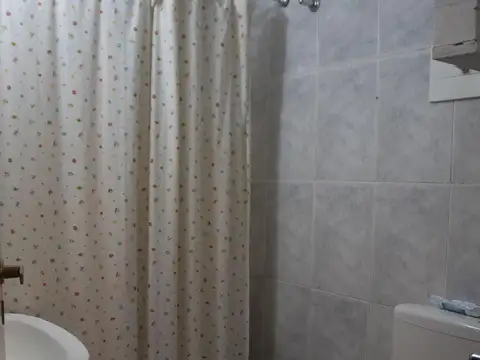 Casa de tres niveles y local comercial - Rioja 2300 - Rosario