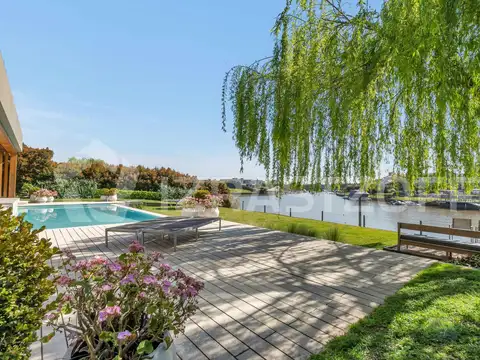 Casa en venta al río en Barrio Náutico Albanueva
