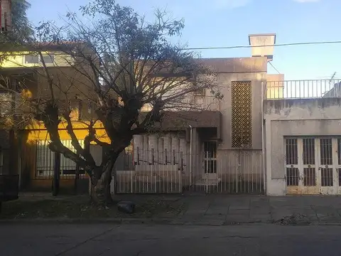 CASA EN VENTA 6 AMBIENTES A 8 CUADRAS DEL SHOPPING  PLAZA OESTE MORON