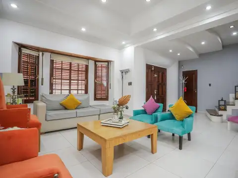 casa en venta 4 ambientes en Moron con cochera