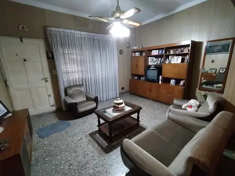 Casa 7 ambientes con 2 baños