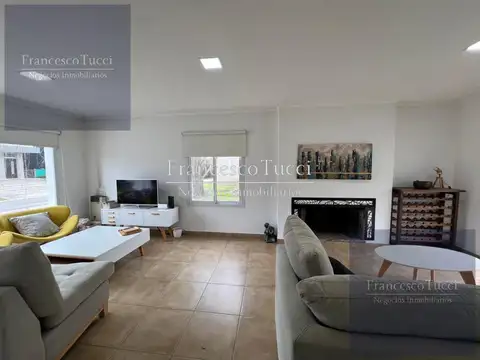 Casa 4 ambientes con 2 baños