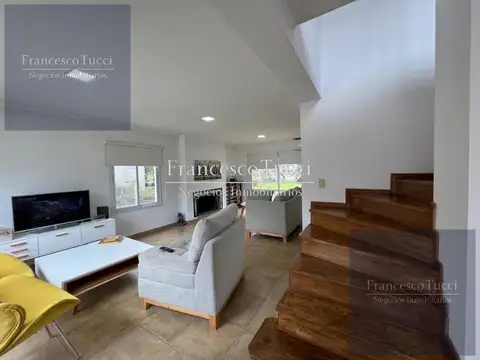 Casa en Venta con 2 cocheras
