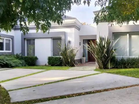 Residencia de Categoria en Barrio Los Puentes