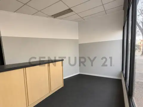 Local comercial con cocheras sobre gran lote - Zona Centro