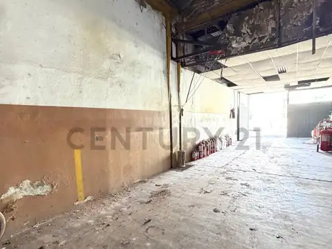 Local comercial con cocheras sobre gran lote - Zona Centro