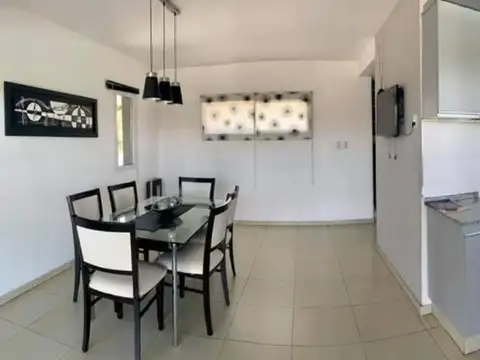 Casa 4 ambientes con 2 baños