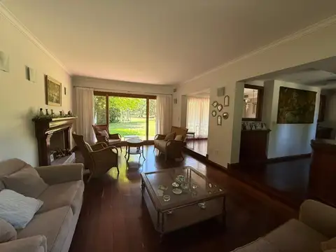 Casa 5 ambientes con 4 baños