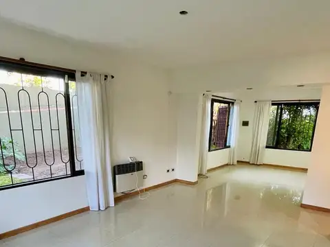 Casa 6 ambientes con 2 baños