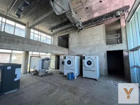 Oficina 5 ambientes con 9 baños