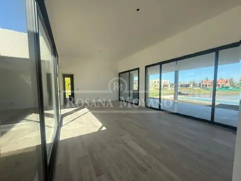 Casa 5 ambientes con 4 baños