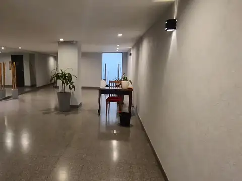 J. ALVAREZ Y GÜEMES. Monoambiente con cocina y bño completos, lav independiente. Muy luminoso