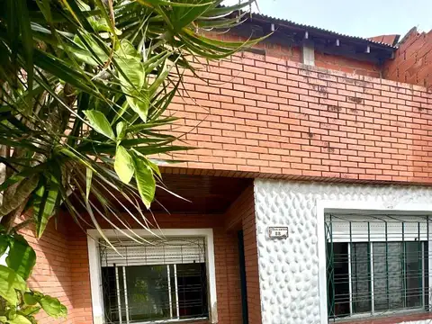 Casa 3 amb con patio y cochera - Lavallol