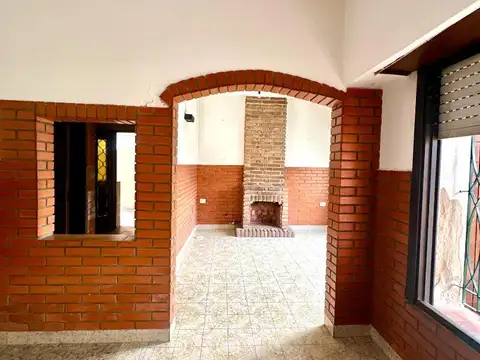 Casa 3 amb con patio y cochera - Lavallol