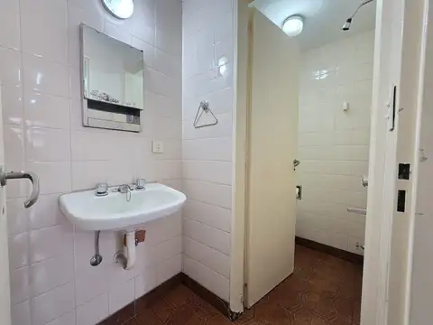 Jose Bonifacio 3719- local en centro comercial de sanitarios