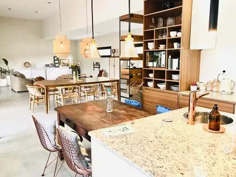 Casa 5 ambientes con 4 baños