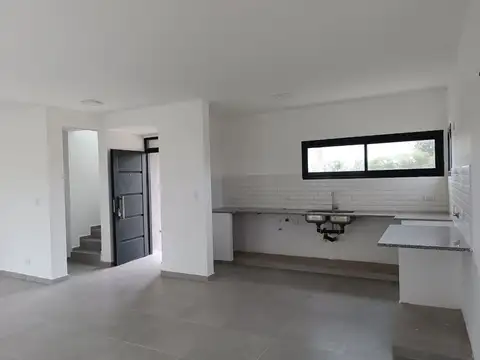 Casa 4 ambientes con 2 baños