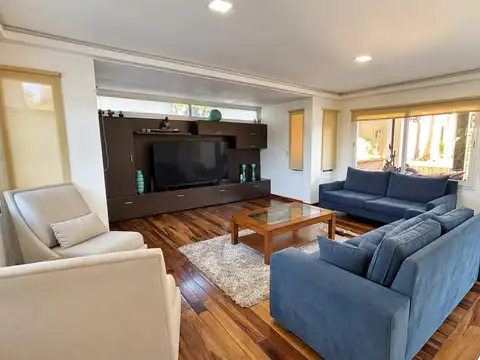 Casa en Venta con 3 cocheras