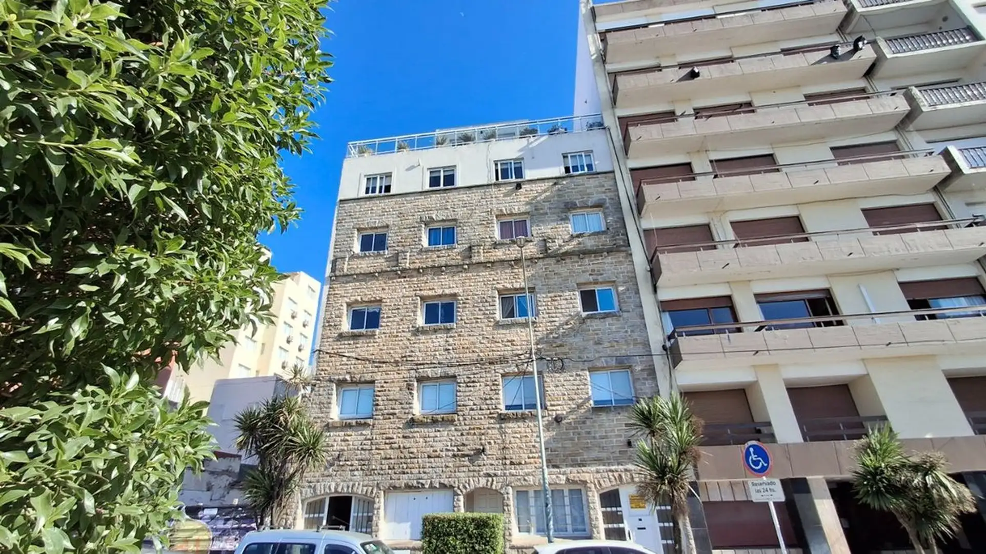 Venta 2 ambientes La Perla frente a Plaza España