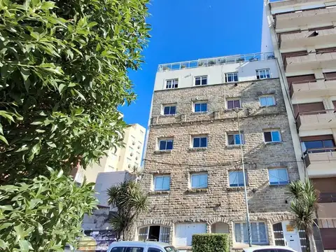 Venta 2 ambientes La Perla frente a  Plaza España