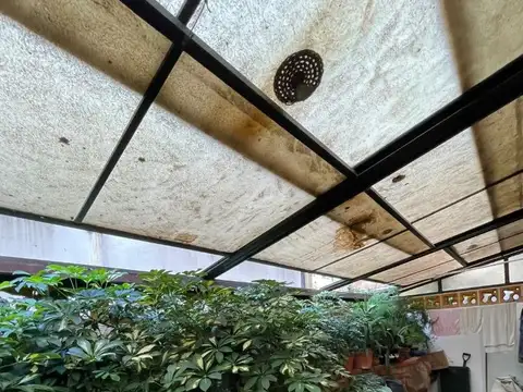 Hermoso piso de 6 amb al fte con balcón, dependencia , baule