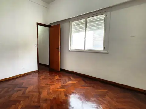 Muy lindo 2 Ambientes   Super Luminoso   Refaccionado   Todos los Transportes   En el centro de la CIudad.