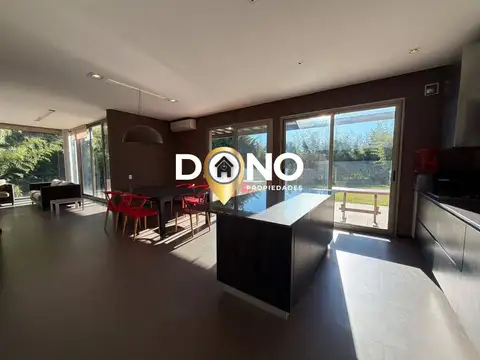 Casa en Alquiler con 4 cocheras