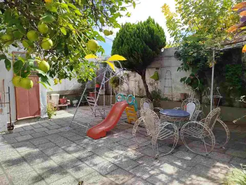 Casa multifamil. Local 6 amb. Coch.. Patio. Terra.