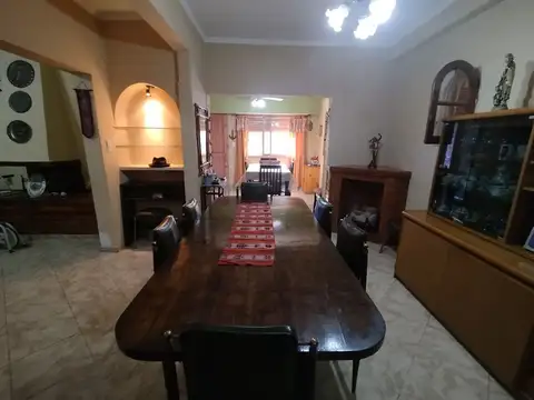 Casa multifamil. Local 6 amb. Coch.. Patio. Terra.