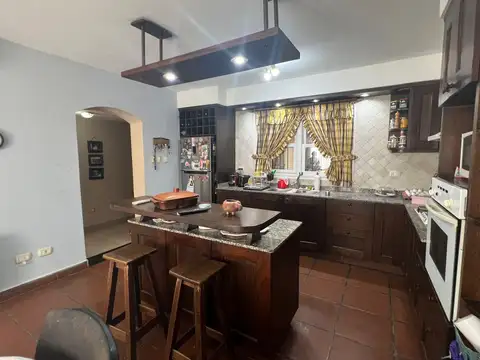 CASA FAMILIAR CON 2 HABITACIONES, GALERÍA Y PILETA EN VENTA, MARCOS PAZ