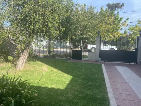 Casa 6 ambientes con 2 baños