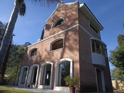Casa en Venta con 2 cocheras