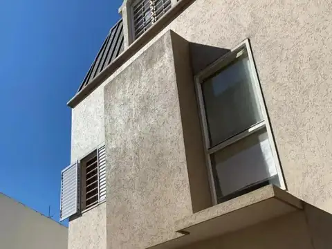 Triplex en venta - 3 Dormitorios 2 Baños - Cochera - 78Mts2 - Morón
