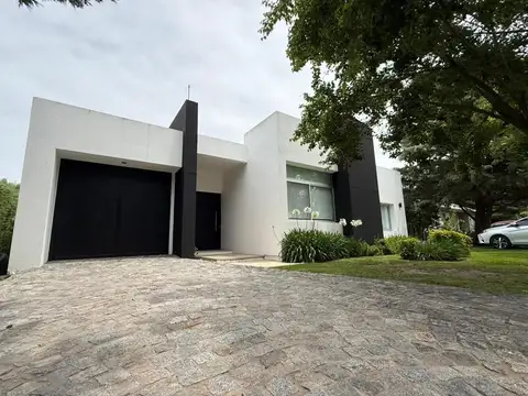 Casa en venta de tres dormitorios, Club de campo La Candida