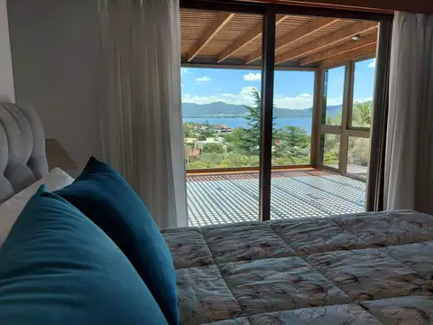 Casa con vista al lago, pileta cubierta y exterior, sauna y jacuzzi – Villa Carlos Paz – 16 personas