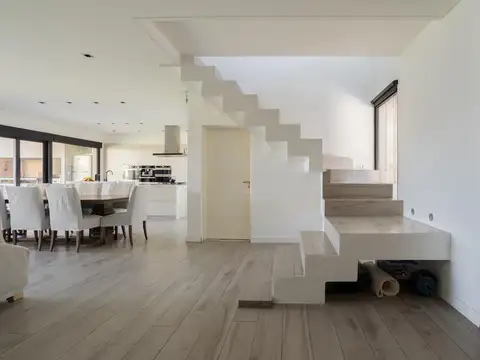 Casa en Venta con 4 cocheras