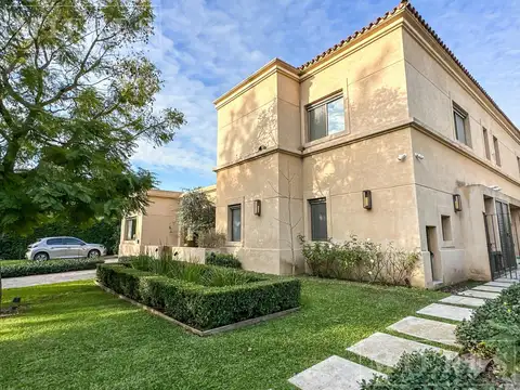 Casa 8 ambientes con 4 baños