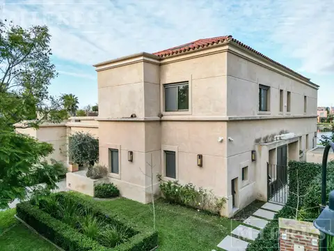 Casa 8 ambientes con 4 baños