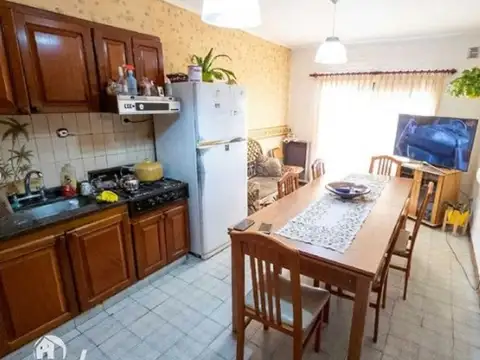 Casa 6 ambientes con 2 baños