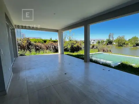 Casa a la laguna en venta, Barrio Cerrado, Escobar