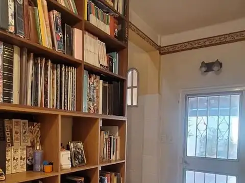 Casa de 7 Ambientes con  Pileta y Jardín en Versalles