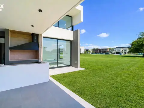Casa en Venta con 4 cocheras