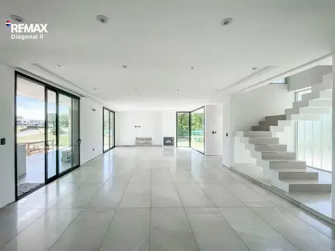 Casa 6 ambientes con 4 baños