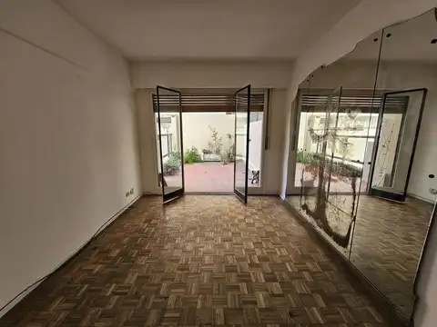 Departamento de dos ambientes y patio en Congreso
