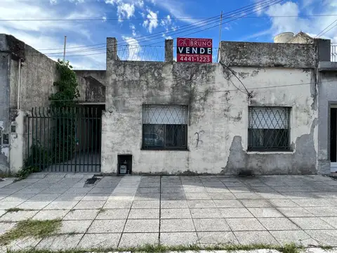 CASA 3 1/2 AMB - LOTE 10 X 25 - IDEAL VIVIENDA A REMODELAR - ZON U1b