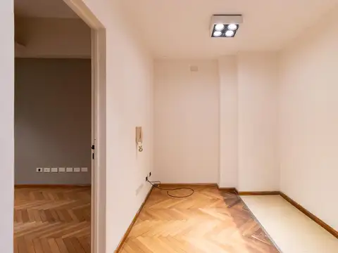 Venta Oficina Comercial 2 Ambientes con Balcon en Microcecentro
