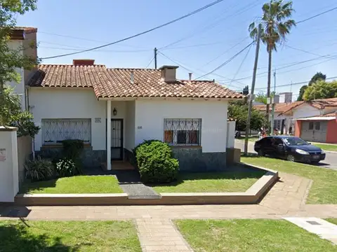 VENTA CASA 4 AMB CON COCHERA Y PATIO EN ESQUINA