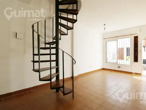 60,59 M2 VENTA DUPLEX 3 AMBIENTES CON PATIO COMPLEJO CASTELAR NORTE APTO CREDITO